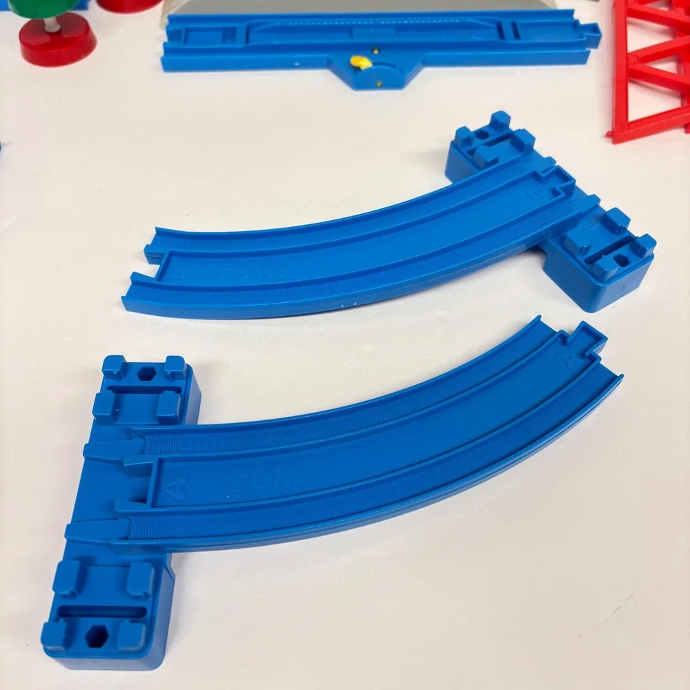 Tomy Thomas & Friends Plarail Blue Track Lot and Train Station Vintage 2002